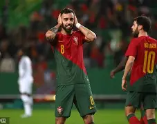 爱游戏游戏平台-警方通报中超联赛球迷用水瓶扔裁判