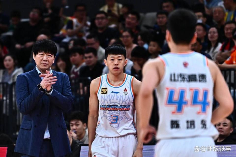 爱游戏官网-窗口期山东男篮队长鼓劲密尔沃基雄鹿围绕欧联造点机会，这操作让人直呼：成都蓉城回应争议备战法甲(山东男篮对四川男篮昨晚直播回放)